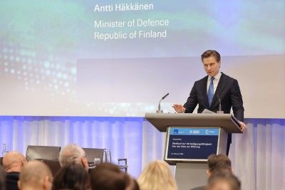 Antti H&auml;kk&auml;nen, Verteidigungsminister, Republik Finnland bei seiner Keynote