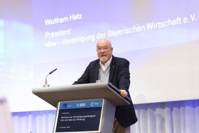 Wolfram Hatz, Pr&auml;sident, vbw &ndash; Vereinigung der Bayerischen Wirtschaft e. V., begr&uuml;&szlig;t die G&auml;ste