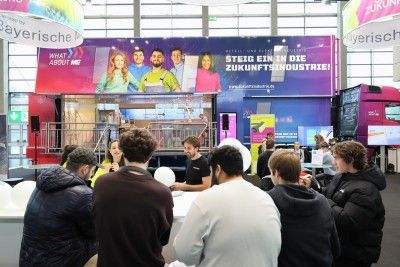 Sch&uuml;ler*innen informieren sich &uuml;ber die Chancen in der Metall- und Elektroindustrie.