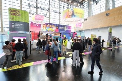 Sch&uuml;ler*innen informieren sich am bayme vbm Stand.