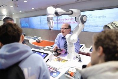 Im M+E Truck k&ouml;nnen sich die Jugendlichen &uuml;ber M+E Berufe informieren.