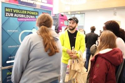 Die Infoteamer der AusbildungsOffensive-Bayern informieren &uuml;ber interessante Ausbildungsberufe und zur Berufswahl.