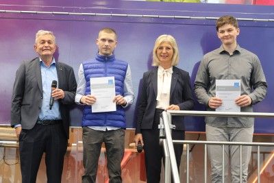 Von links nach rechts: Bertram Brossardt, vbm Hauptgesch&auml;ftsf&uuml;hrer; Preistr&auml;ger Max Pornschlegel; Ulrike Scharf, MdL; Preistr&auml;ger Sebastian Wollinger