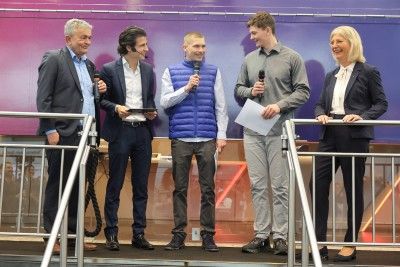 Die beiden Preistr&auml;ger gemeinsam mit Bertram Brossardt, vbm Hauptgesch&auml;ftsf&uuml;hrer, Ulrike Scharf, MdL und Moderator Ruben Giuliano