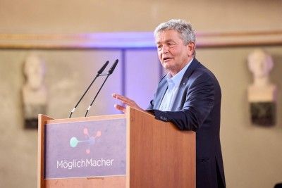 Bertram Brossardt w&uuml;rdigt die Preistr&auml;ger*innen in seiner Rede