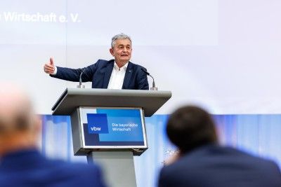 Bertram Brossardt, vbw Hauptgesch&auml;ftsf&uuml;hrer, begr&uuml;&szlig;t die Teilnehmer*innen